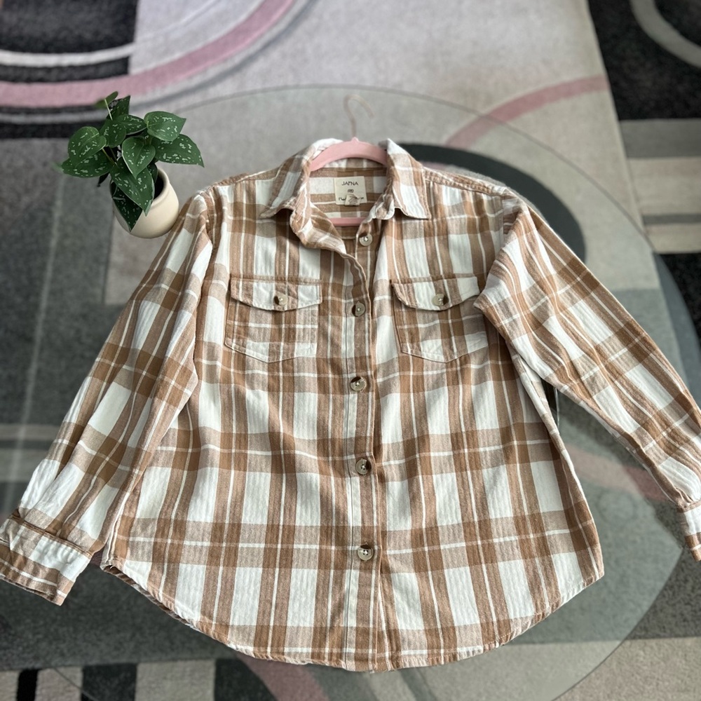 Button-front long-sleeved collared shirt